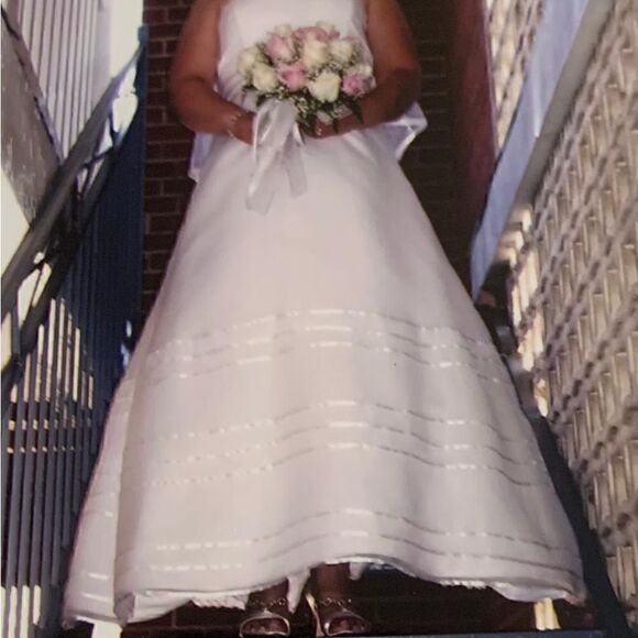 DAVID BRIDAL Wedding dress - Picture 5 of 16